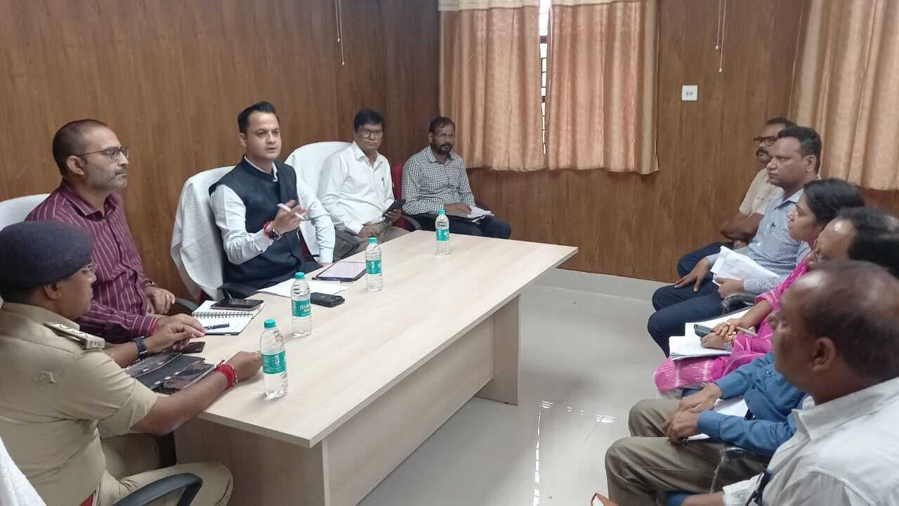 Madhubani News :  डीएम ने बाढ़ प्रभावित पंचायत के मुखिया के साथ बैठक कर स्थिति की ली जानकारी