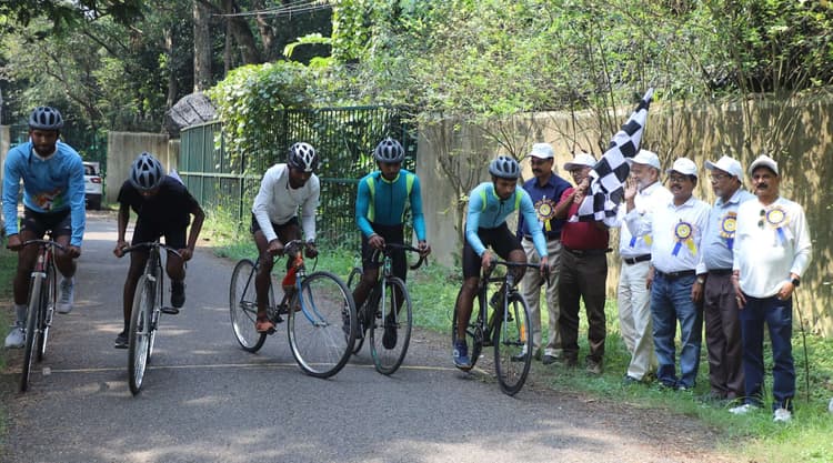 kolhan inter college cycling tournament :  इंटर कॉलेज साइकिलिंग प्रतियोगिता में राजेश अव्वल
