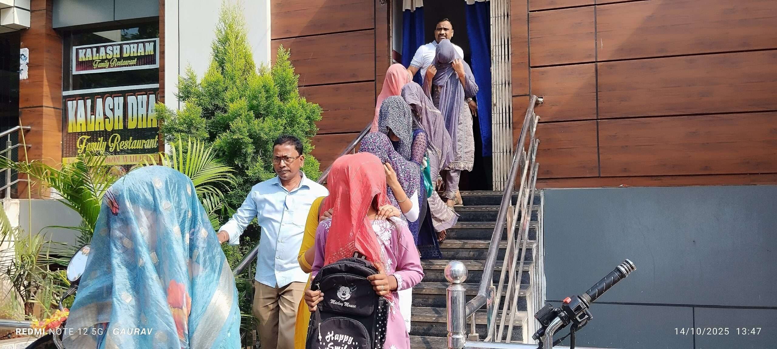 Giridih News: बगोदर-सरिया रोड के होटल कलशधाम में छापेमारी, 11 युवतियां व आठ युवक धराये