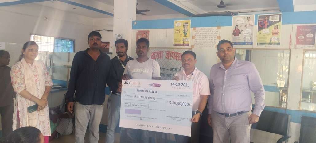 दुर्घटना बीमा योजना के तहत परिजन को मिला 10 लाख का चेक