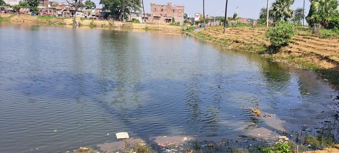 पिरोजपुर तालाब में श्रद्धालु घाट निर्माण में जुटे, सफाई कार्य अपेक्षित