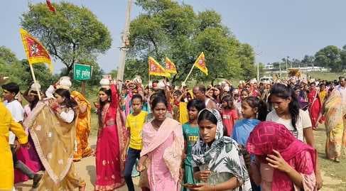 नारायणपुर काली मंदिर से गेरुआ नदी तक हुई कलश यात्रा