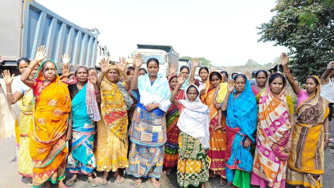 महिलाओं ने रोका हाइवा का परिचालन, किया प्रदर्शन