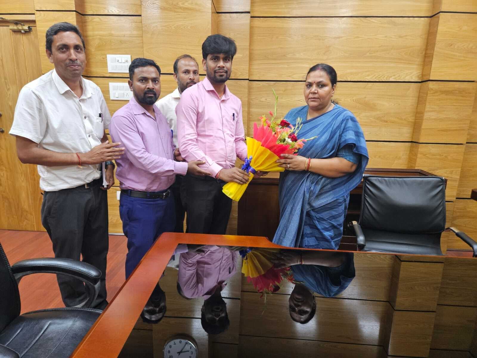 Giridih News: मंत्री दीपिका पांडेय से मिले ग्रामीण आवास योजना कर्मी संघ के सदस्य