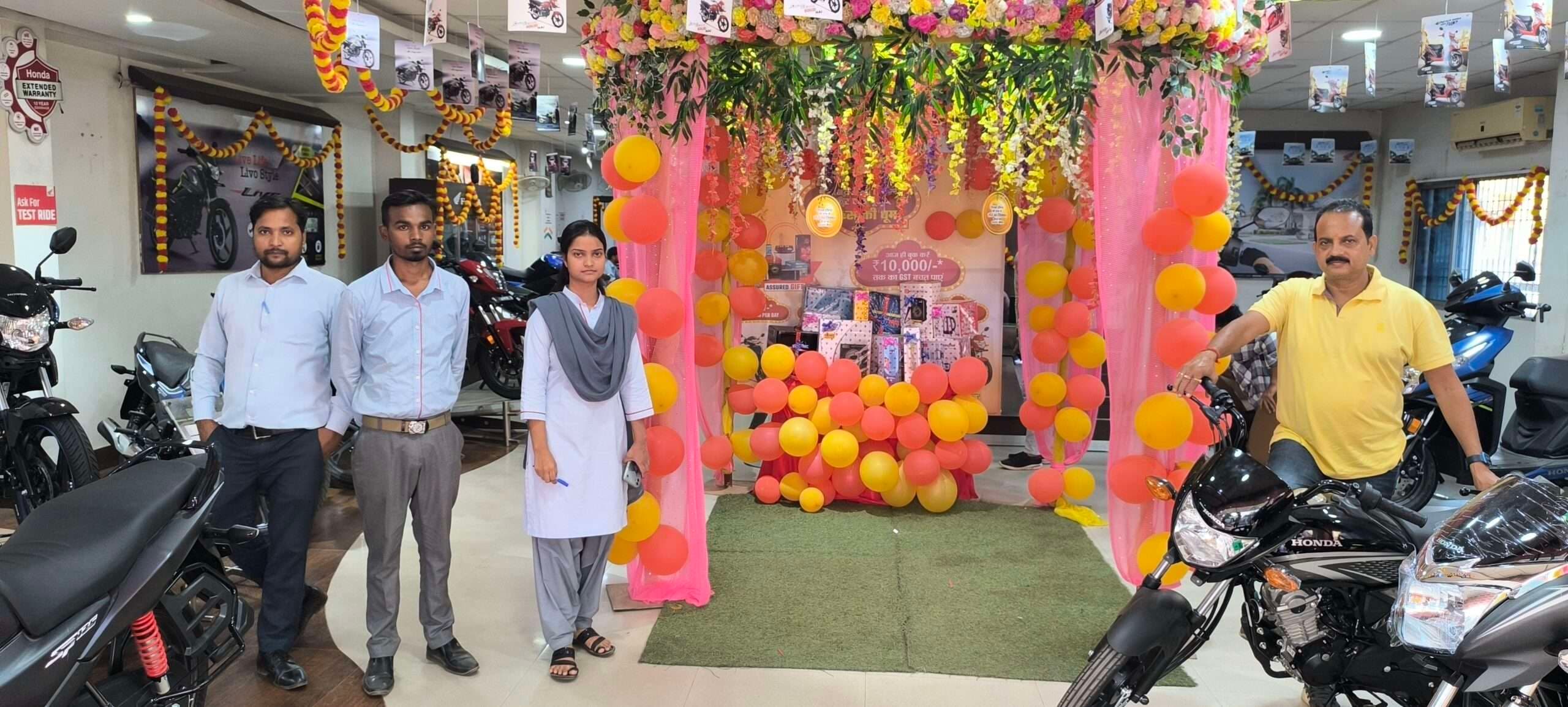 Giridih News: धनतेरस को लेकर वाहनों की एडवांस बुकिंग ने पकड़ी जोर, आभूषणों का भी चमकेगा बजार