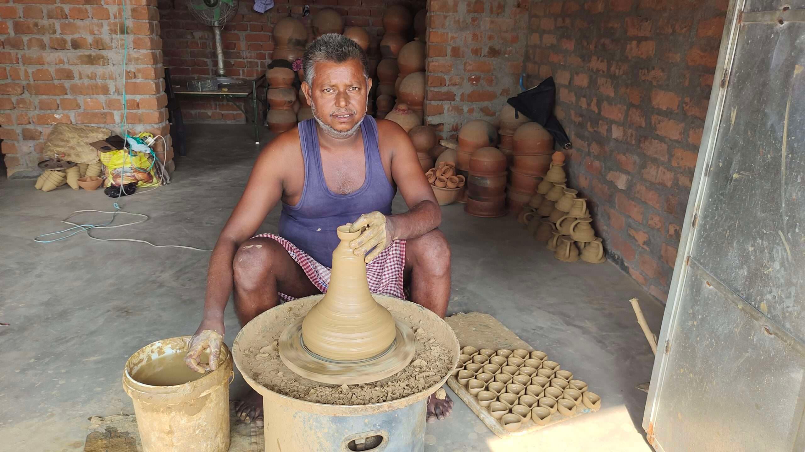 Giridih News: कुम्हारों को है मिट्टी के दीयों की अच्छी बिक्री की उम्मीद