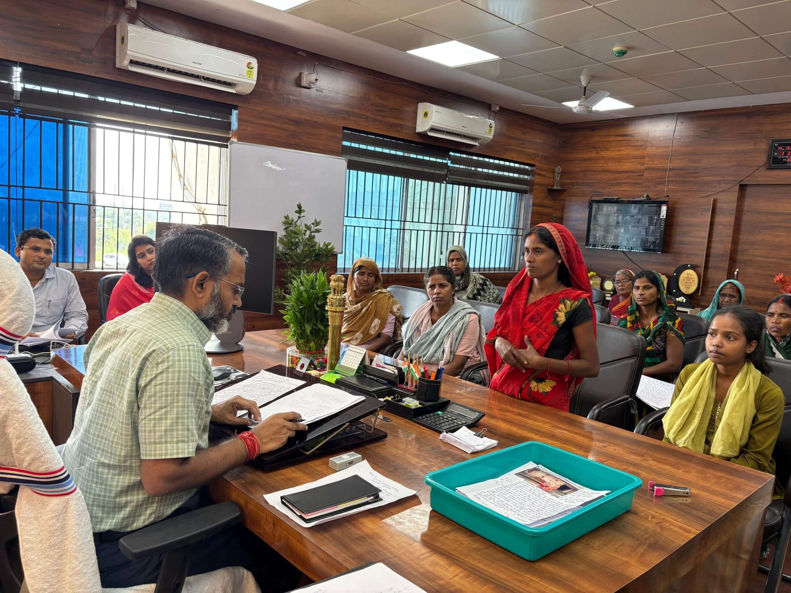 Giridih News: जनता दरबार लगाकर डीसी ने सुनी लोगों की समस्याएं