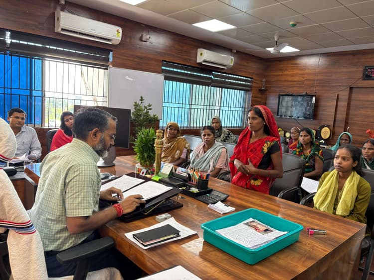 Giridih News: जनता दरबार लगाकर डीसी ने सुनी लोगों की समस्याएं