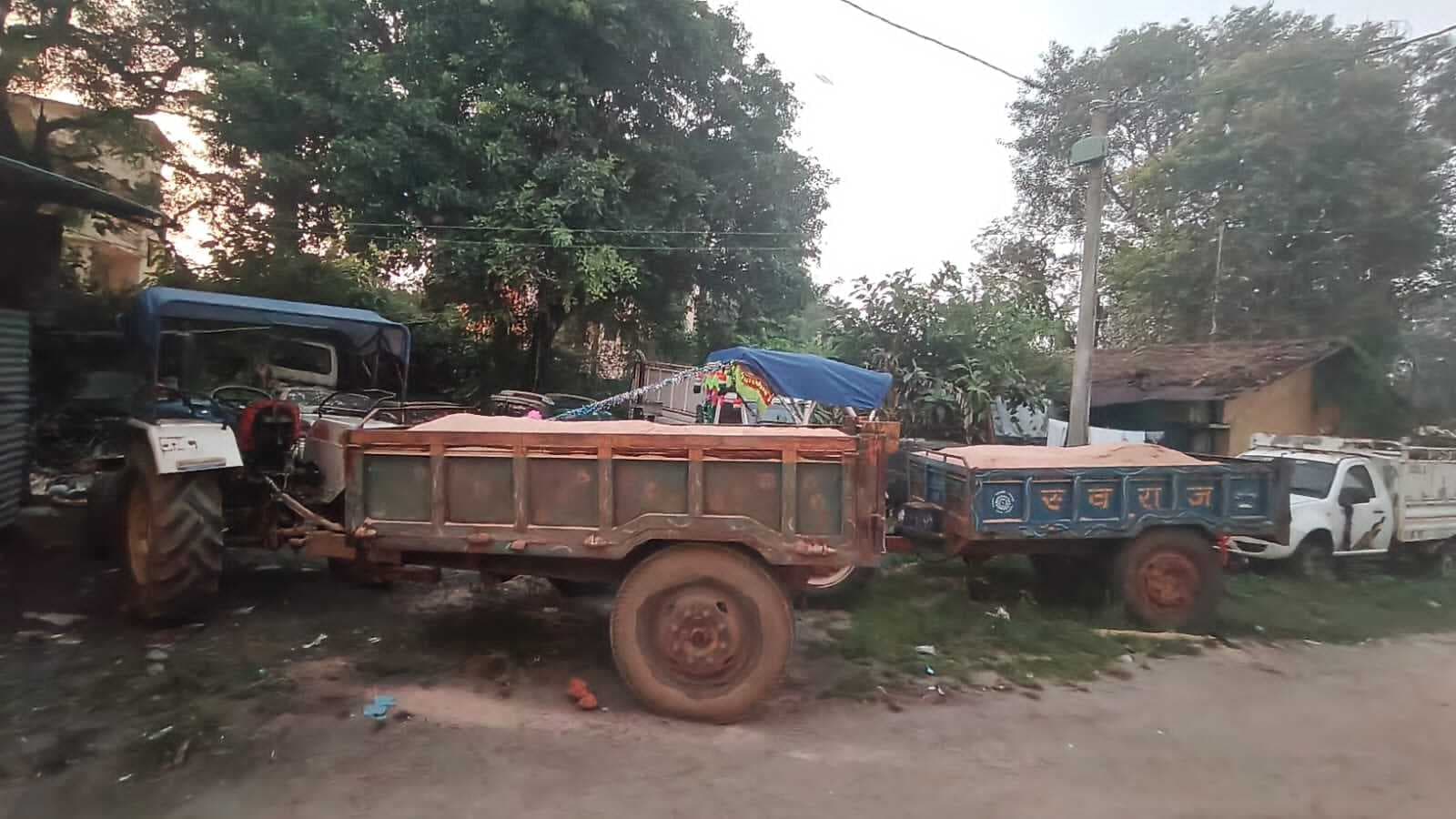 Giridih News : डुमरी: बालू लदे पांच ट्रैक्टरों को पकड़ा गया