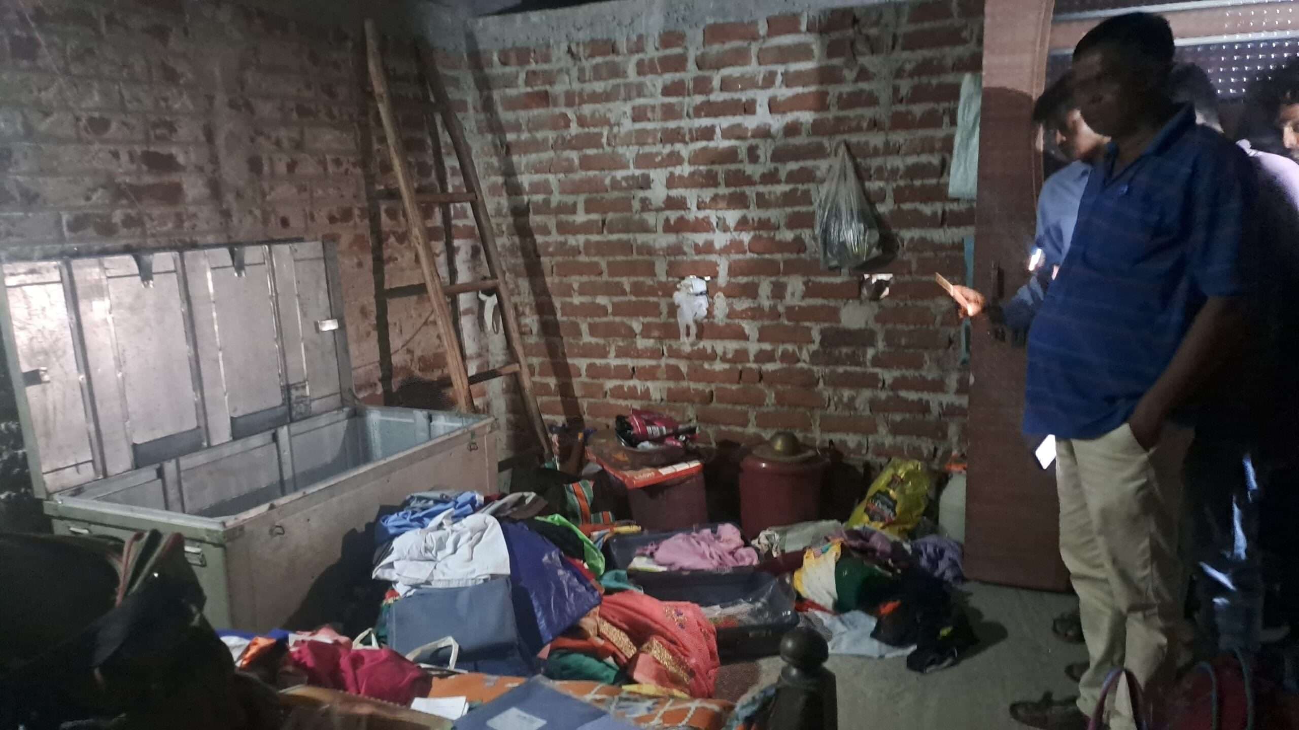 Giridih News : सरिया के चौधरीडीह में घर से ढाई लाख की संपत्ति चोरी