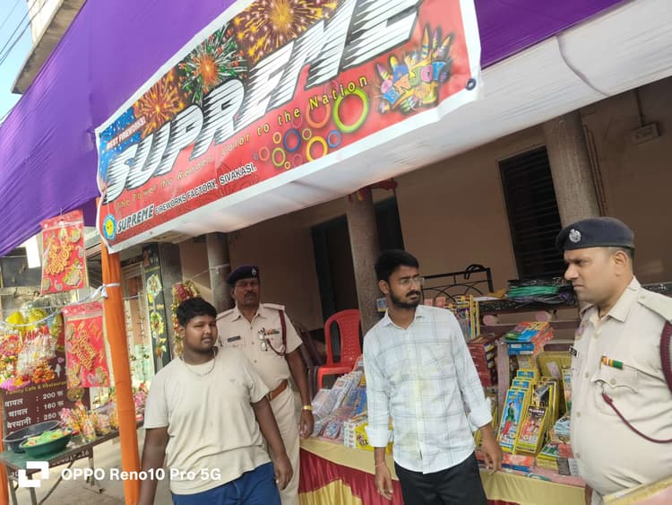 पटाखा दुकानों में सुरक्षा मानकों का पालन करना अनिवार्य