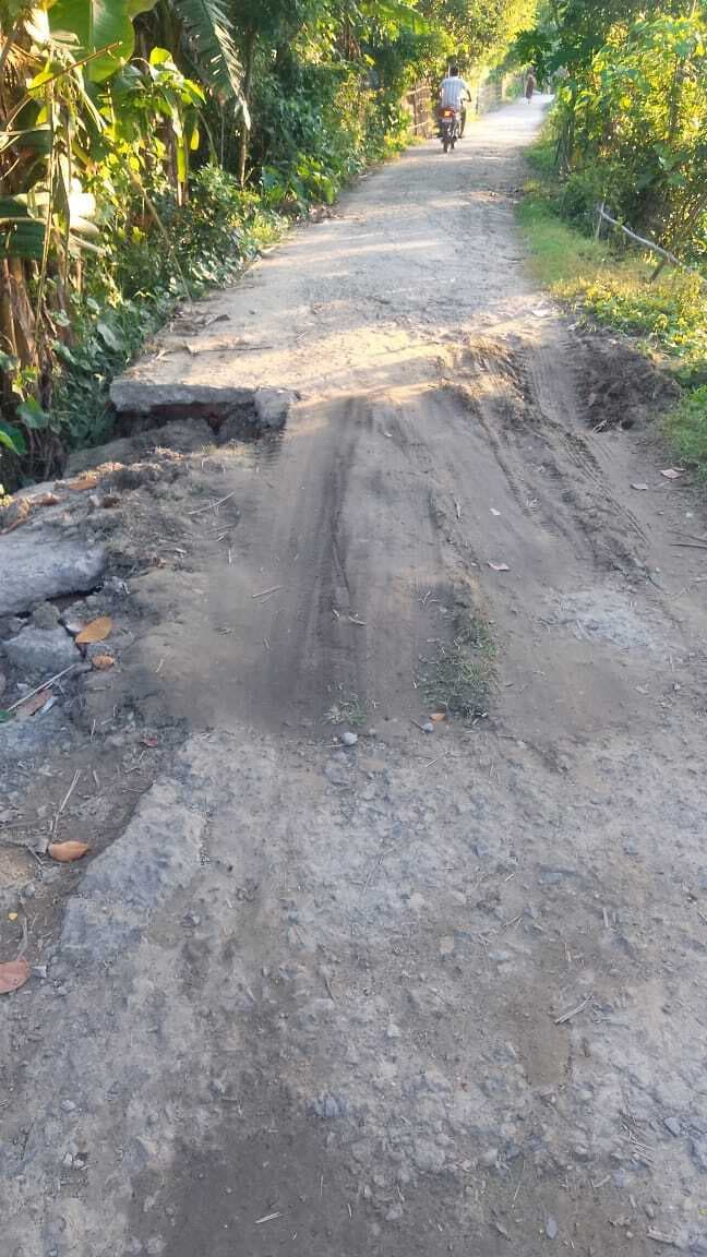 शिलान्यास के ढाई वर्ष बाद भी सड़क का नहीं हो पाया निर्माण