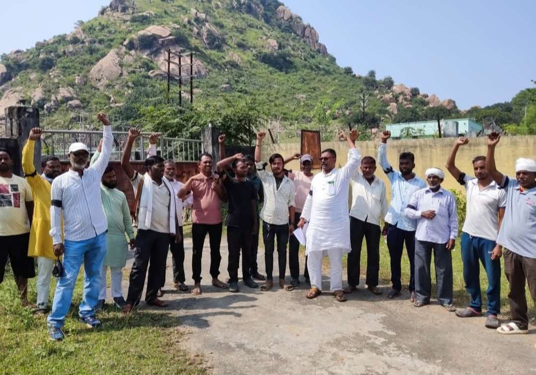 Giridih News : न्यूनतम मजदूरी की मांग पर अड़े खंडोली वाटर ट्रीटमेंट प्लांट के कर्मी