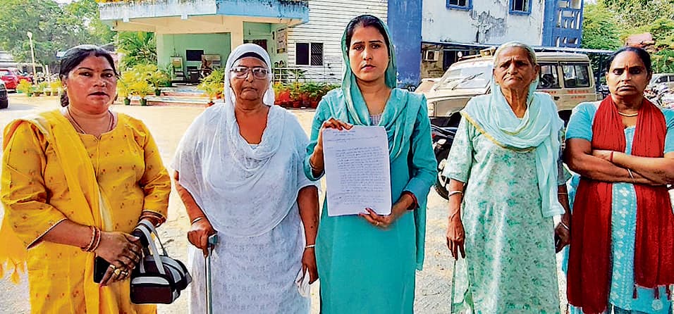 Jamshedpur News : पति लड़ रहे हैं जिंदगी और मौत से जंग, साकची पुलिस नहीं कर रही आरोपियों को गिरफ्तार