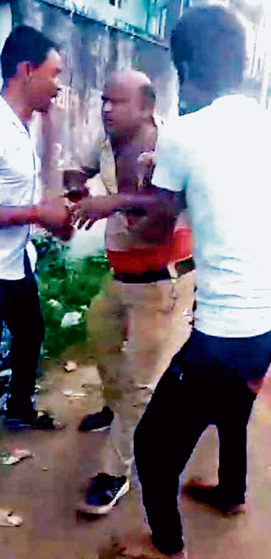 एगरा के अस्पताल में शिशु की मौत के बाद जमकर हंगामा, पुलिस से हाथापाई