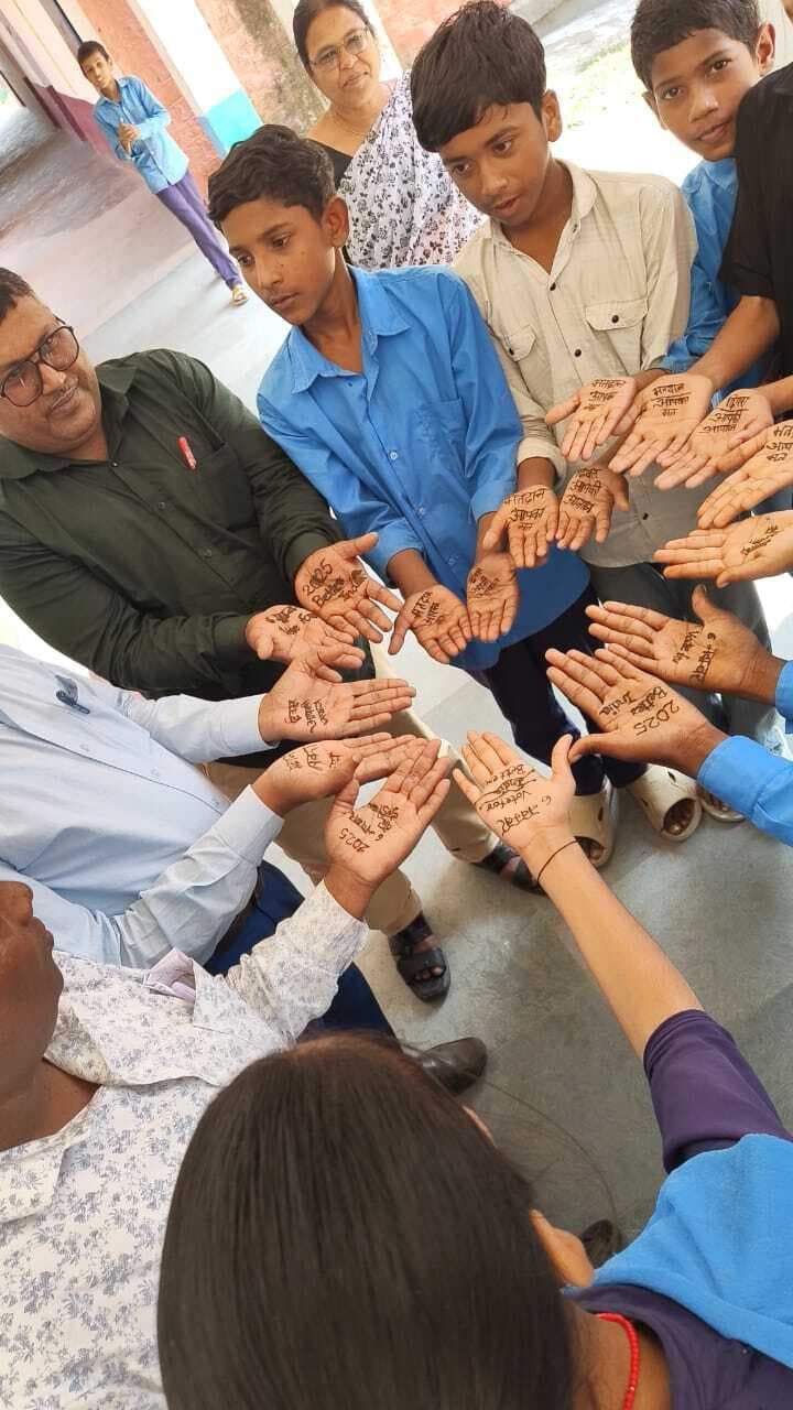 उत्क्रमित विद्यालय कोइनी के शिक्षकों और छात्रों ने दिया मतदान का संदेश