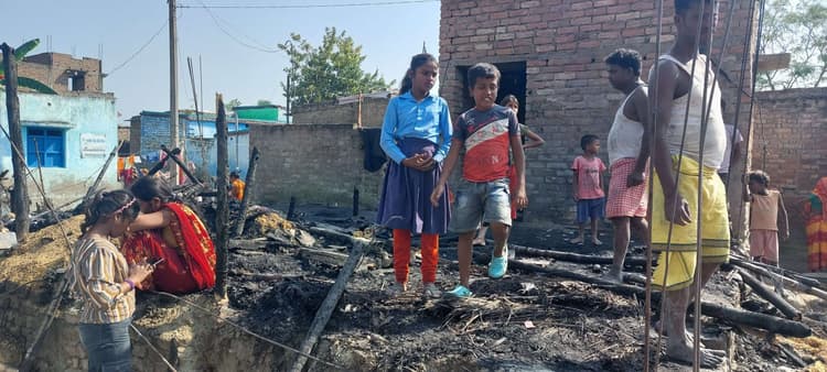 Motihari : शॉर्ट सर्किट से लगी आग, तीन घर जले