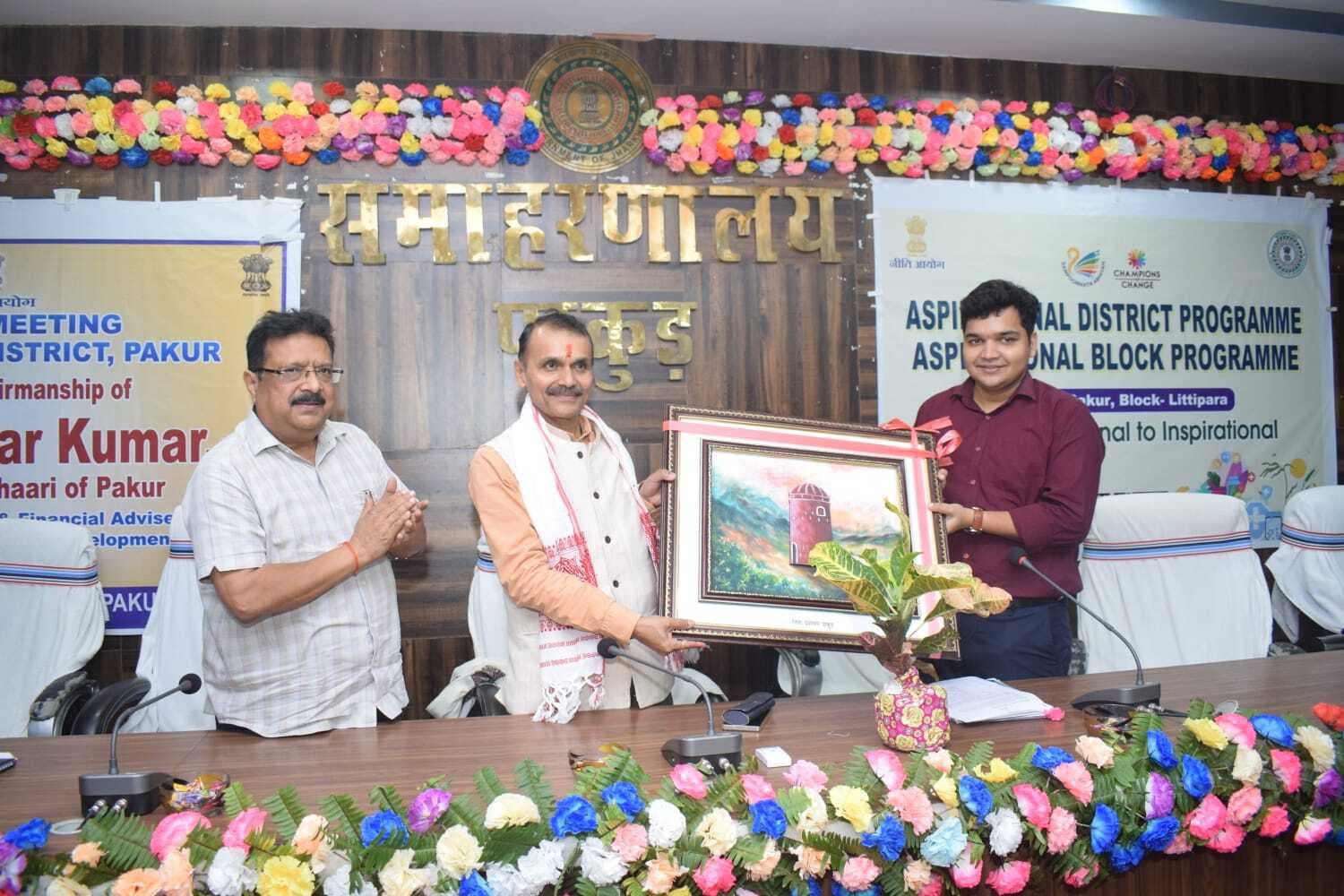 पाकुड़ में जिला प्रशासन के प्रोजेक्ट्स सराहनीय, कम संसाधन में बेहतर उपलब्धियां: नीतीश्वर