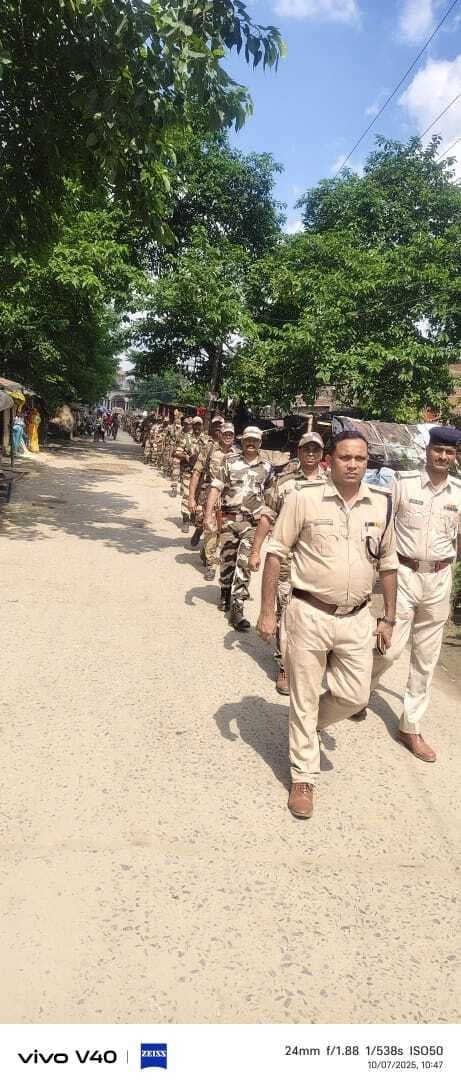 Samastipur News:अर्द्ध सैनिक बलों के साथ निकाला गया फ्लैग मार्च