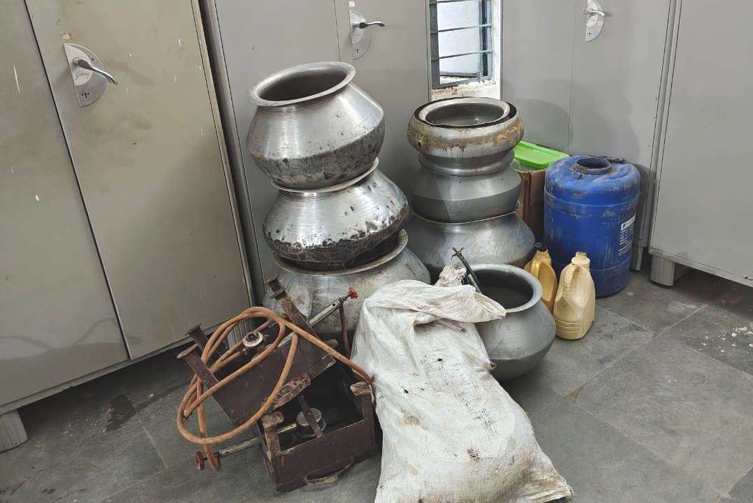 20 लीटर देसी शराब जब्त, 700 लीटर जावा महुआ नष्ट