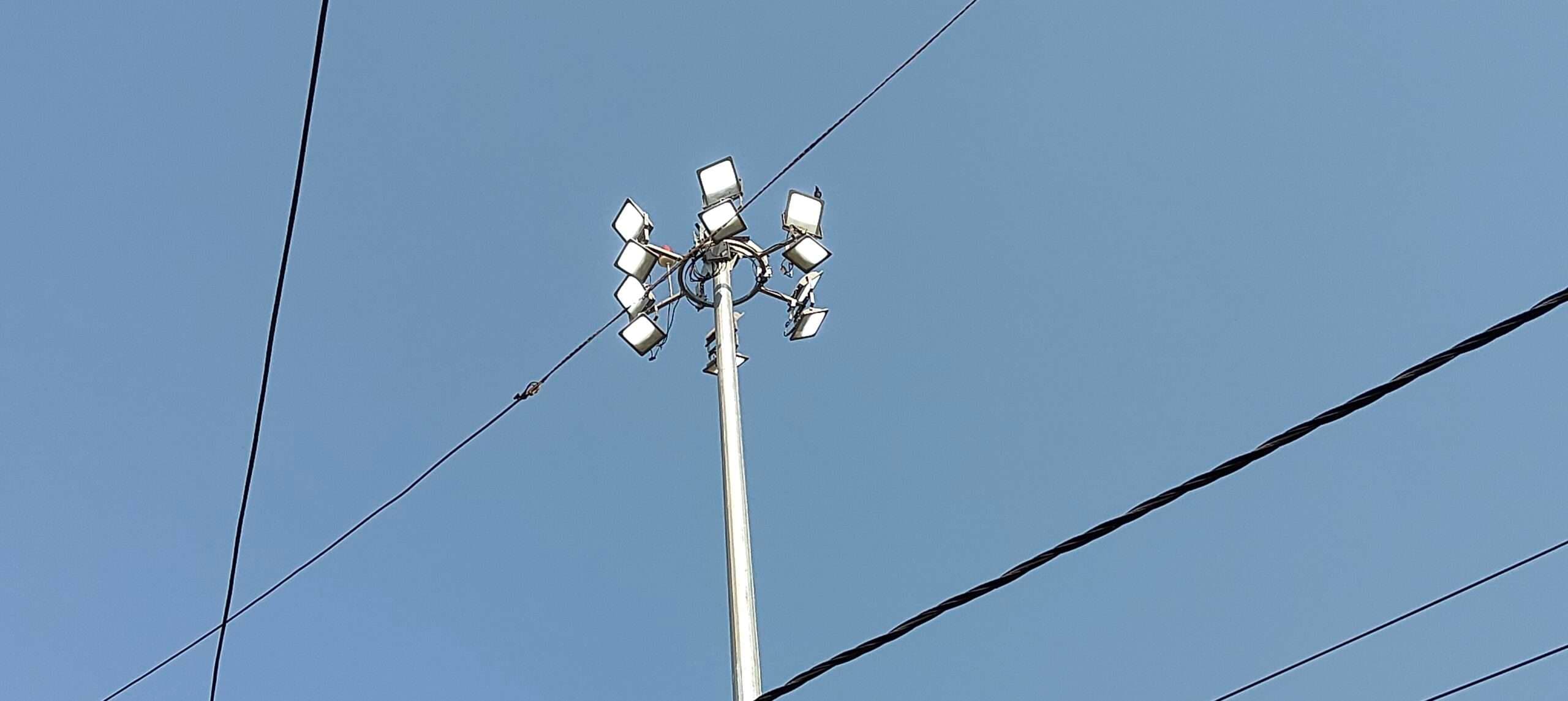 दिनभर जल रही स्ट्रीट लाइटें, बिजली बर्बादी पर नगर प्रशासन की चुप्पी