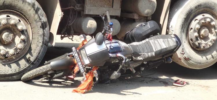 ट्रक की चपेट में आयी बाइक, दो घायल