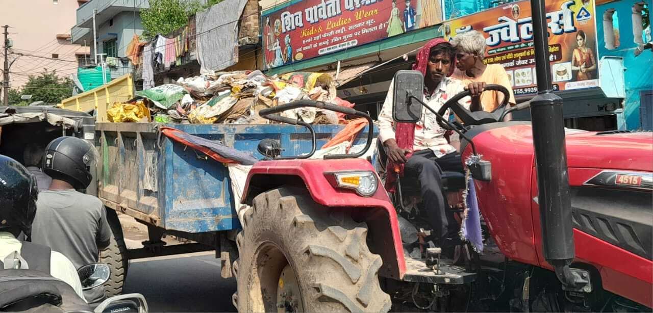 लापरवाही : बिना ढके वाहनों से ढोया जा रहा कूृड़ा-कचरा, शहर की आबोहवा बिगाड़ रहा निगम