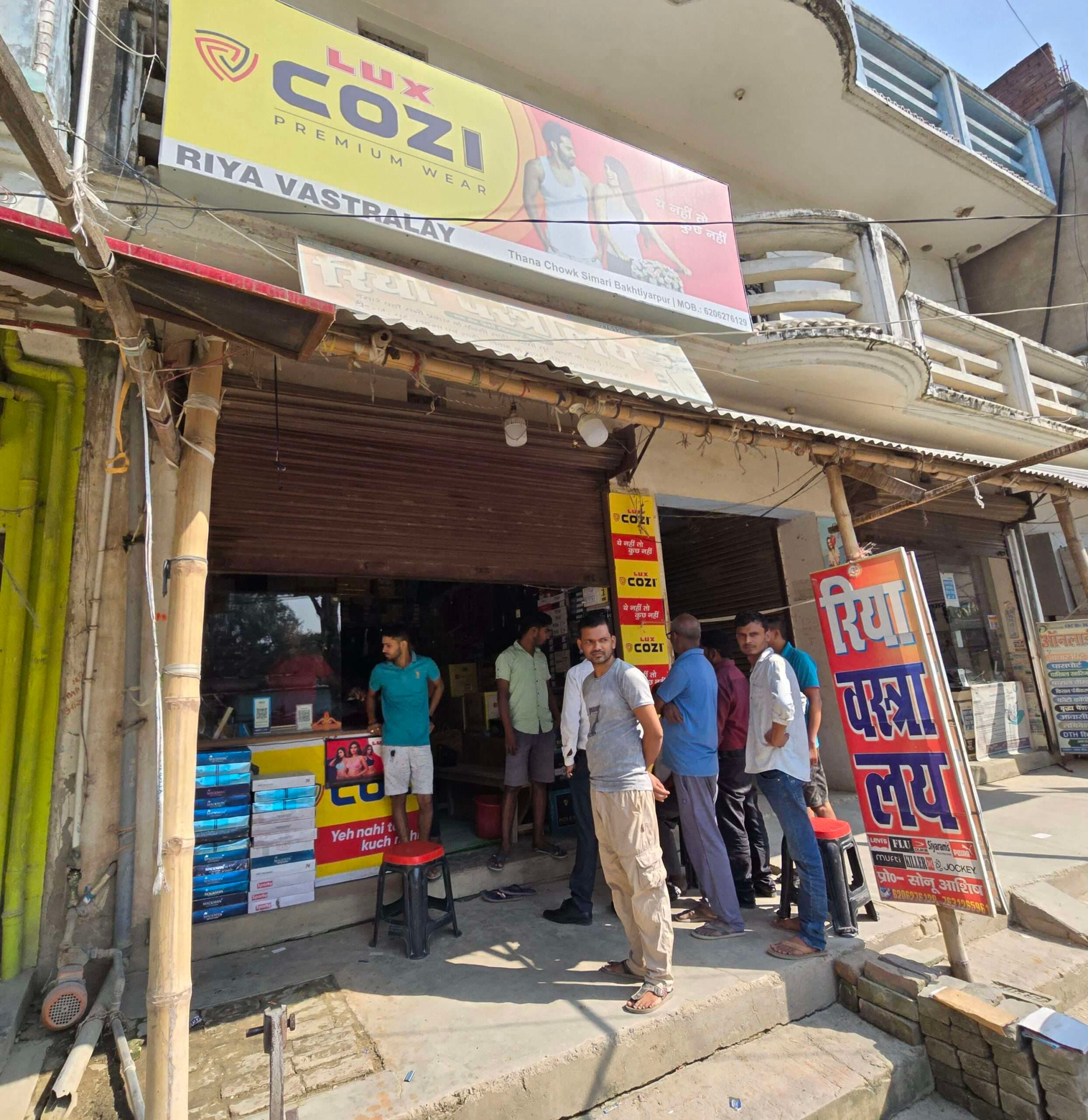 थाना के ठीक सामने कपड़े की दुकान में लाखों की चोरी