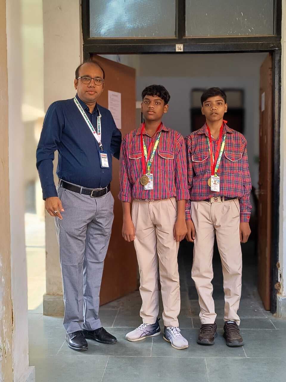 हिंदी पर प्रतियोगिता के विजेता छात्रों को पुरस्कृत किया गया