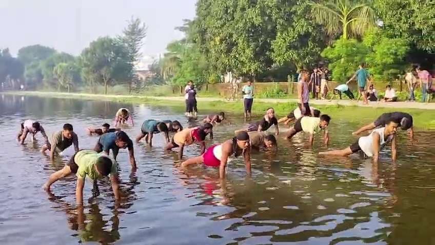 जलजमाव के बीच पुलिस के नौकरी की तैयारी कर रहे अभ्यर्थी