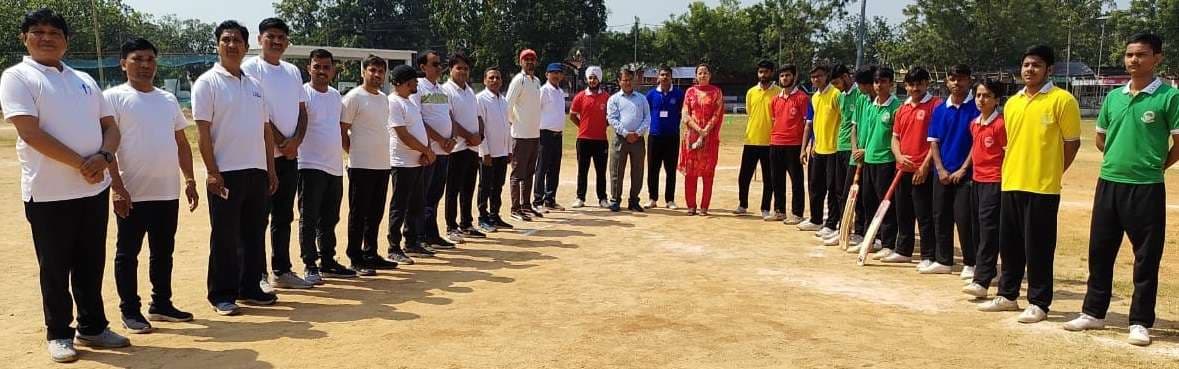 डीएवी बचरा के शिक्षकों व छात्रों के बीच फ्रेंडली क्रिकेट मैच