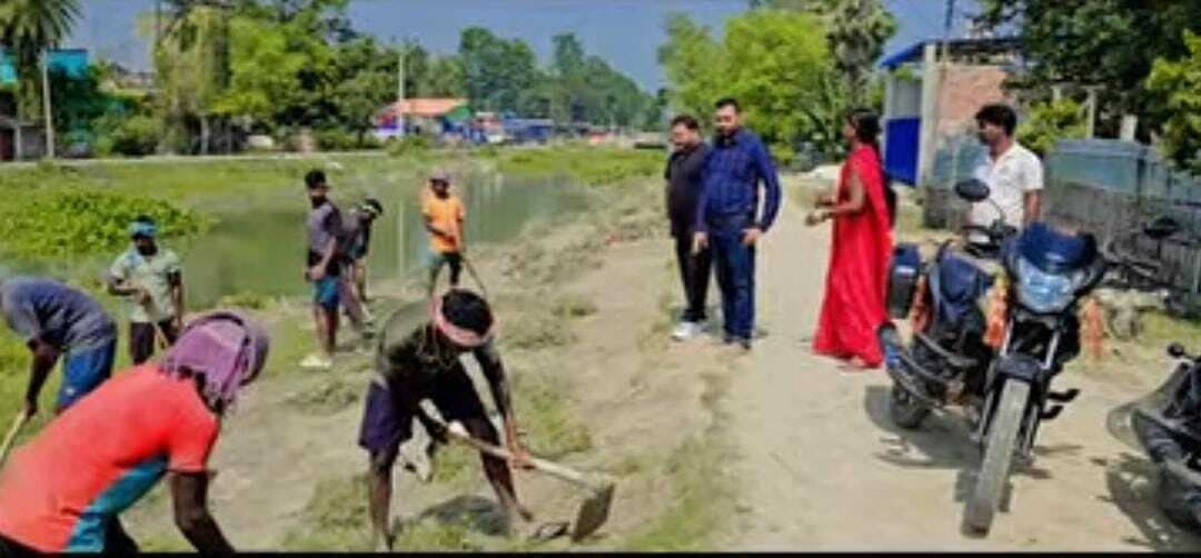 कोढ़ा में छठ घाट की सफाई का कार्य हुआ शुरू