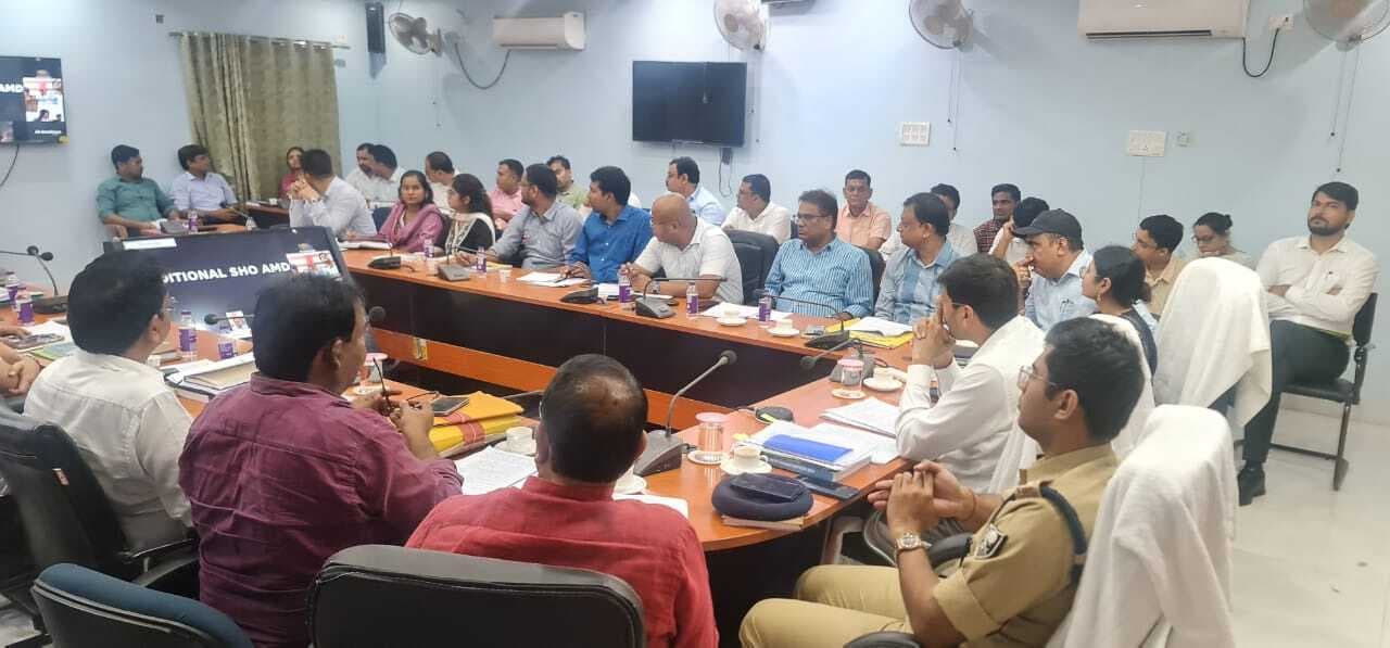 दीपावली, काली पूजा व छठ को शांतिपूर्ण तरीक़े से मनायें: डीएम