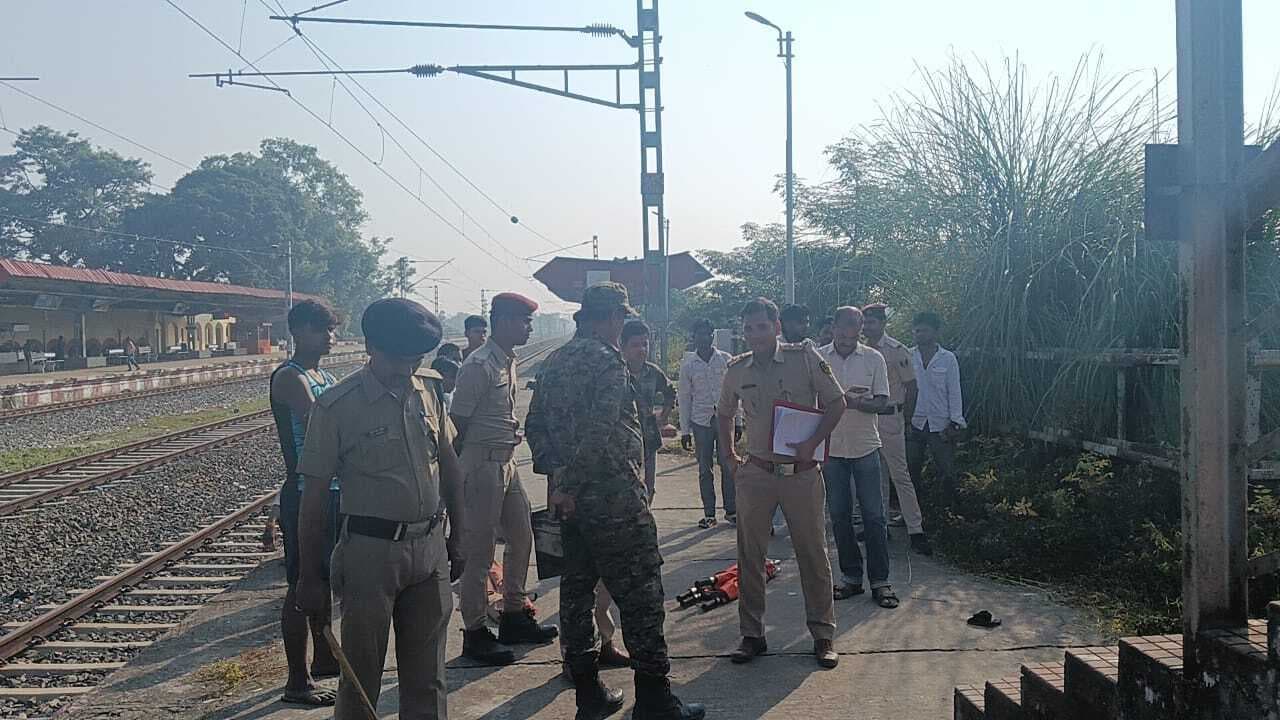 गोपालगंज रेलवे स्टेशन पर बुजुर्ग ने फांसी लगा कर की आत्महत्या, मौके पर पहुंची जीआरपी