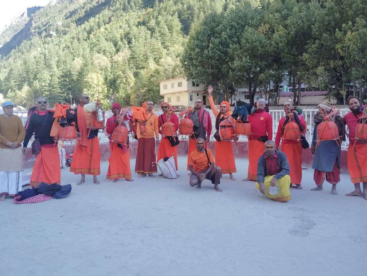 Deoghar news : गंगोत्री समाज का जत्था पहुंचा हिमालय की सुक्खी चोटी