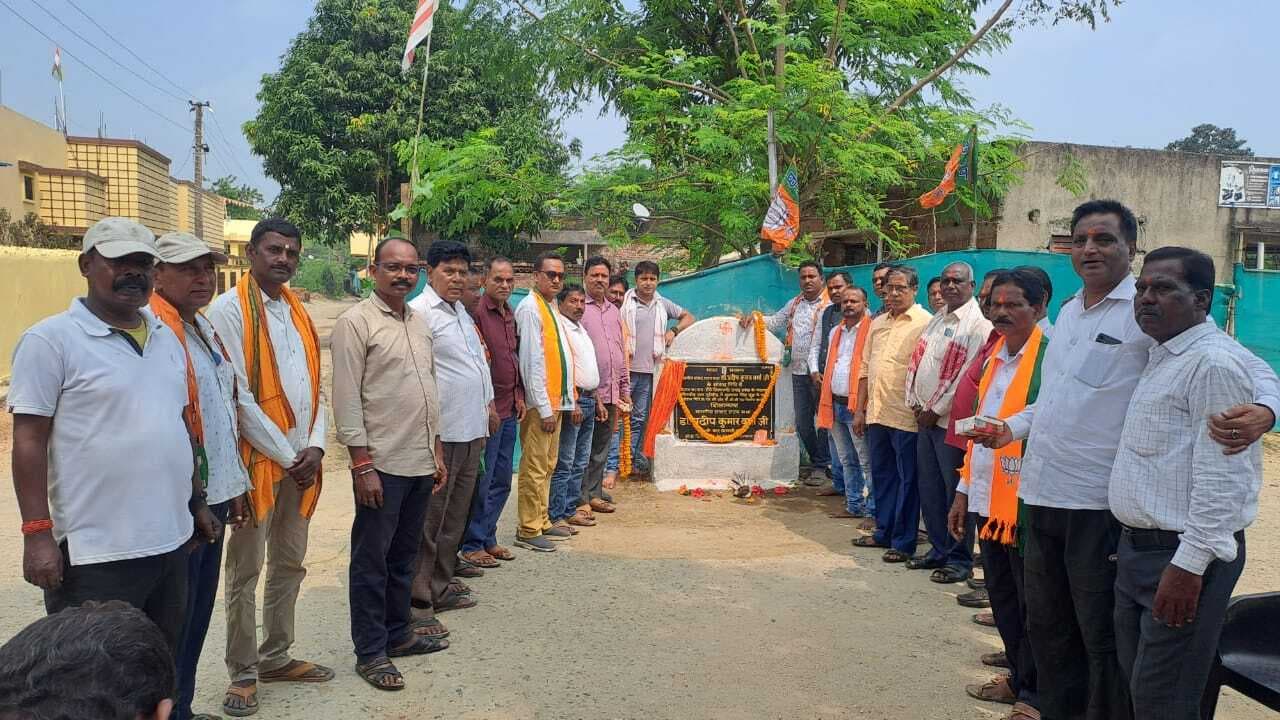 नुरीडीह में पीसीसी सड़क का हुआ शिलान्यास