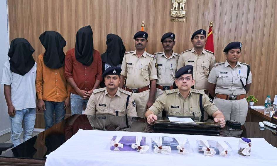 जमशेदपुर से हथियार खरीदने आया दो सप्लायर सहित चार गिरफ्तार, एक पिस्टल व 50 कारतूस बरामद