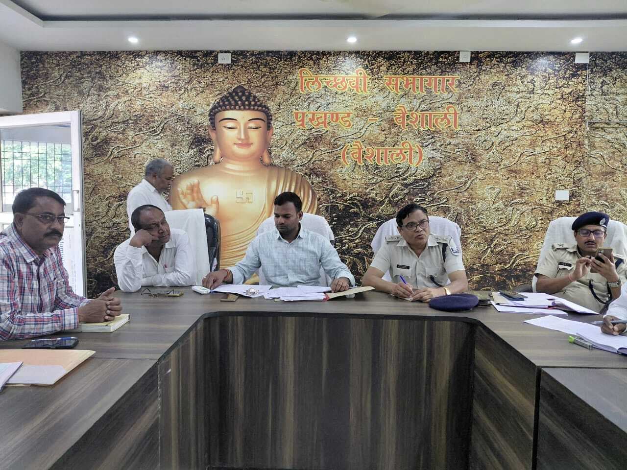 hajipur news. केंद्रों पर सुव्यवस्थित ढंग से मतदान कराने पर चर्चा