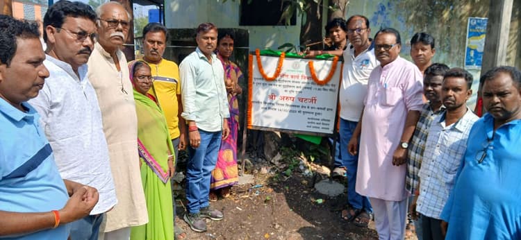 Dhanbad News : जिप सदस्य ने किया सड़क निर्माण कार्य का शिलान्यास