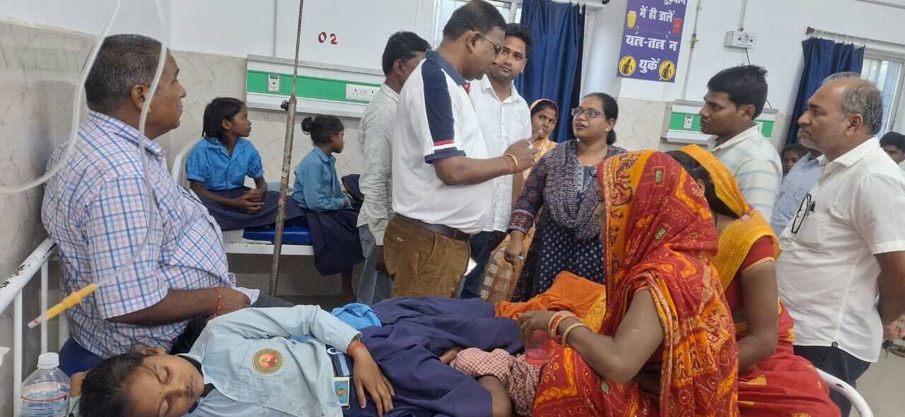 एमडीएम खाने के बाद पांच दर्जन बच्चे बीमार