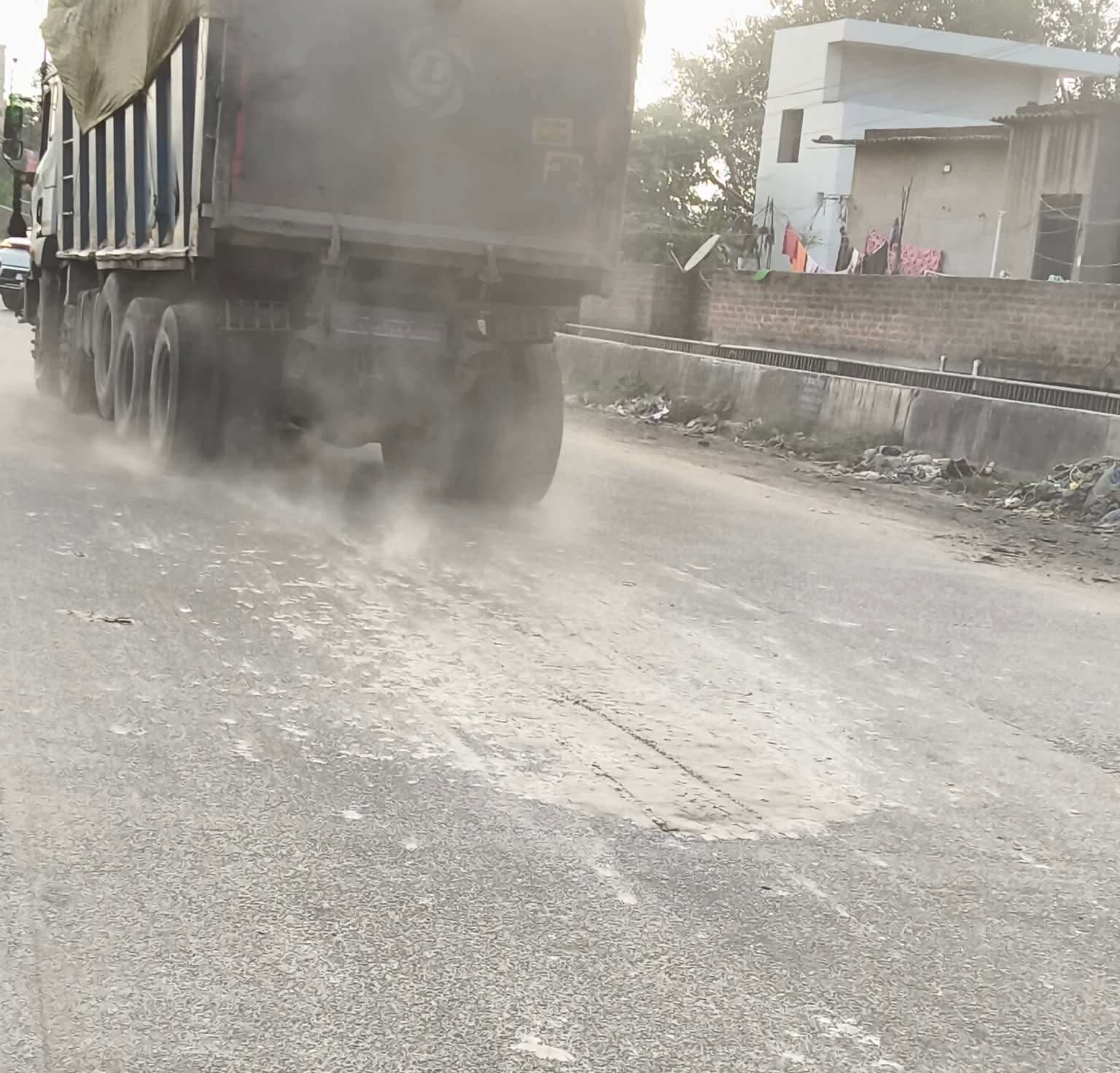 नियमों को ताक पर रख कर जारी है एनटीपीसी के फ्लाइ एश का परिवहन