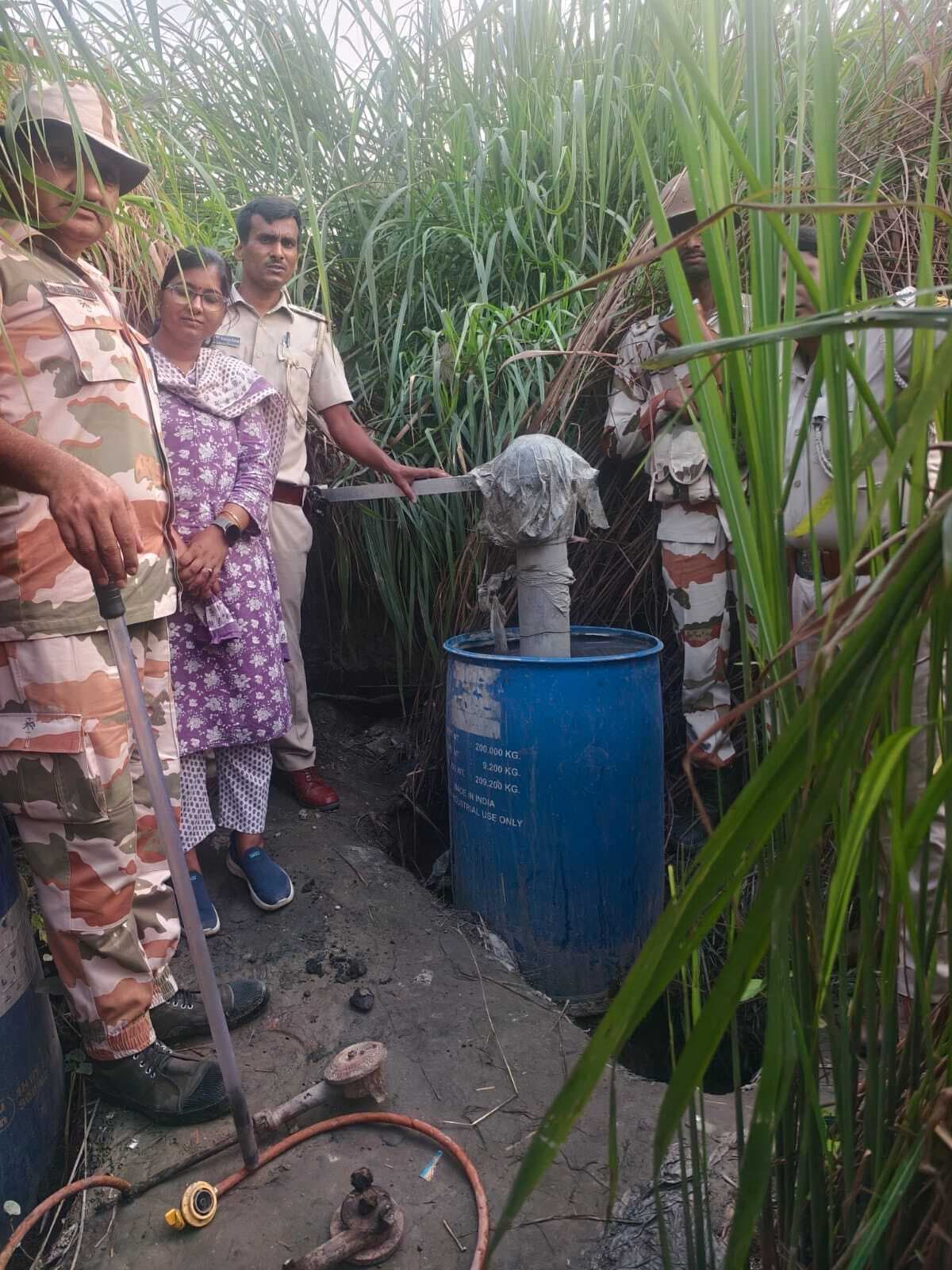 hajipur news. देसी शराब की भट्ठी ध्वस्त, चार हजार लीटर कच्ची शराब जब्त