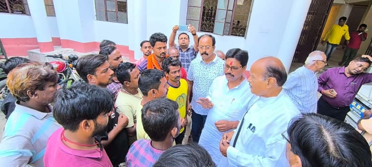 गांधी चौक से अतिक्रमण हटाने पर स्ट्रीट वेंडरों ने जताया विरोध
