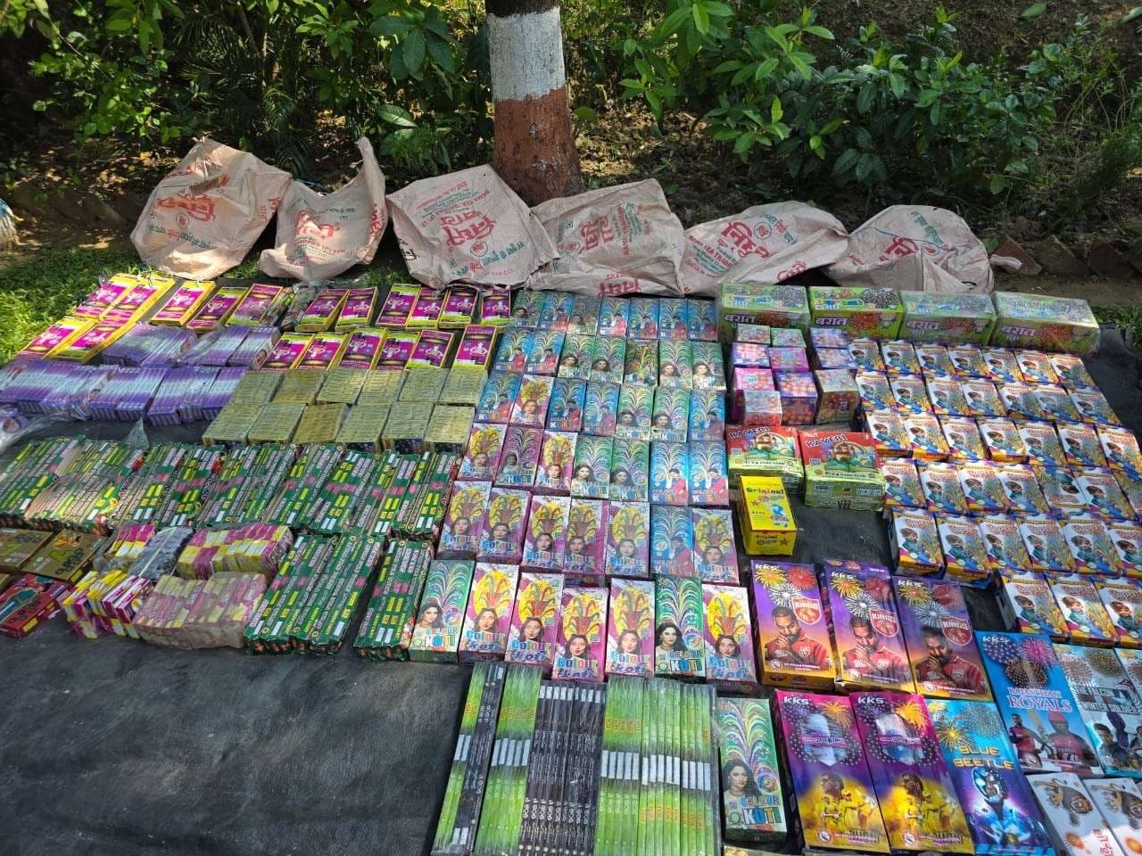 नेपाल पुलिस ने भारत तस्करी का लाये गये सात लाख रूपये के पटाखे किये जब्त, तस्कर फरार