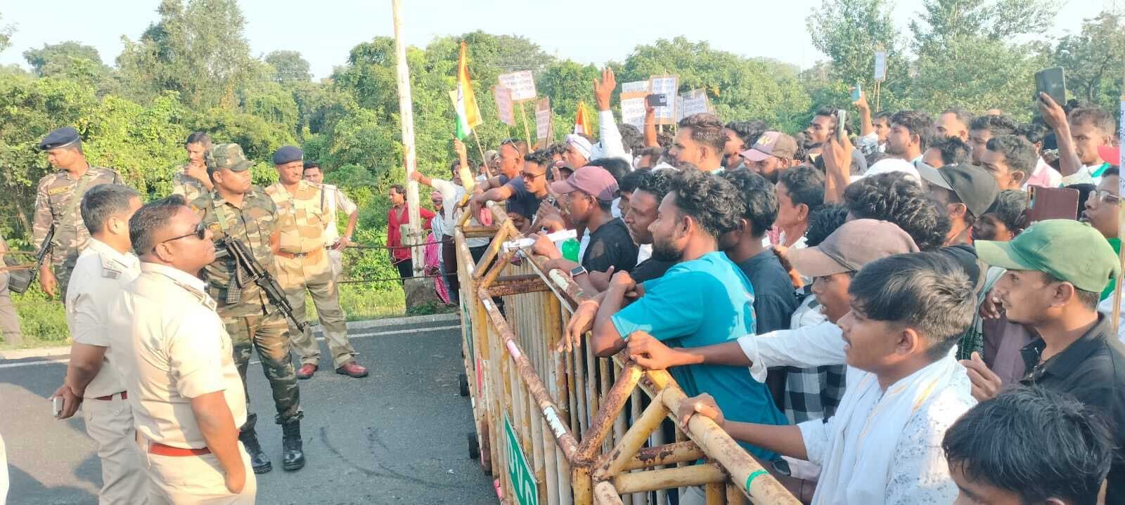 Dhanbad News : पुलिस.सोलर पावर प्लांट के खिलाफ विस्थापितों का प्रदर्शन, बैरिकेडिंग को ले पुलिस से नोकझोंक