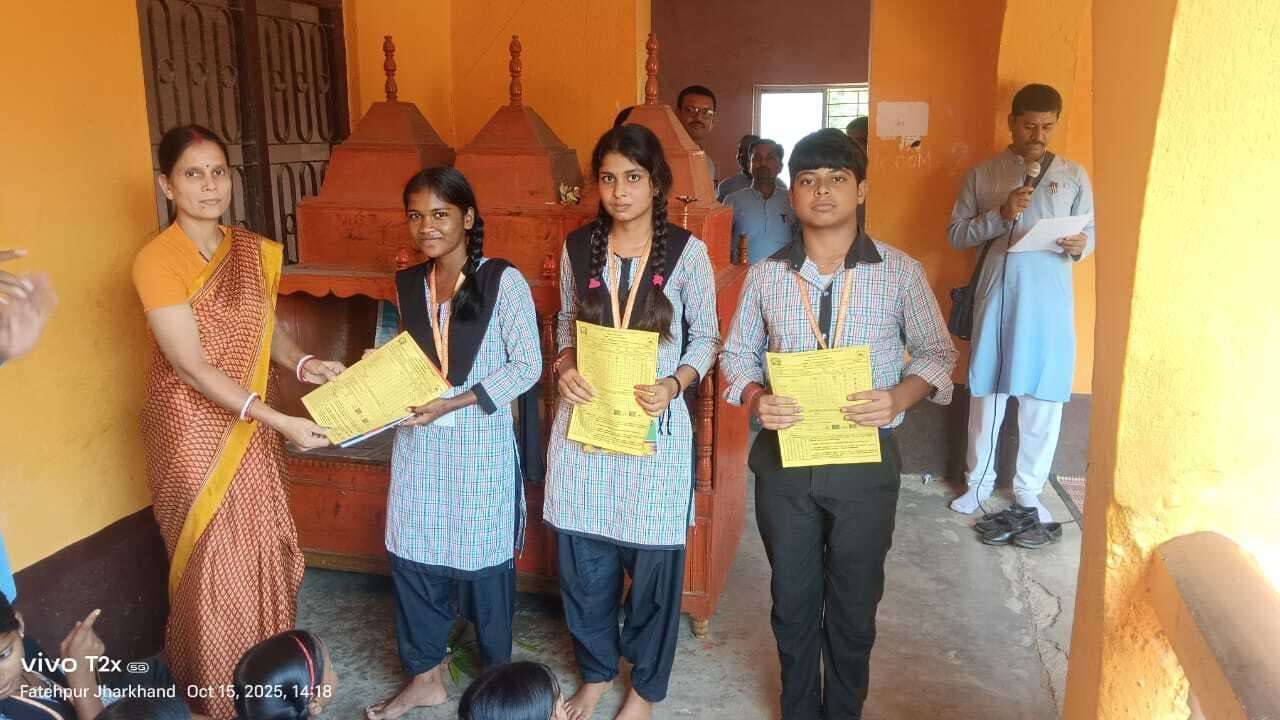 छात्रों को मिला अर्द्धवार्षिक परीक्षा का प्रमाण-पत्र