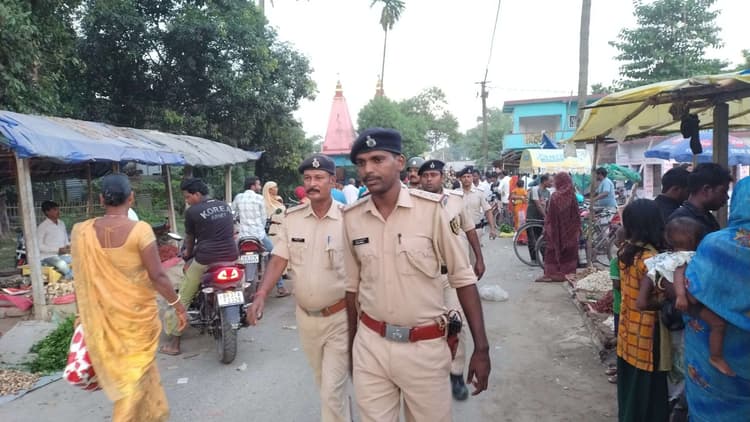 दिघलबैंक बाजार में पुलिस ने निकाला फ्लैग मार्च