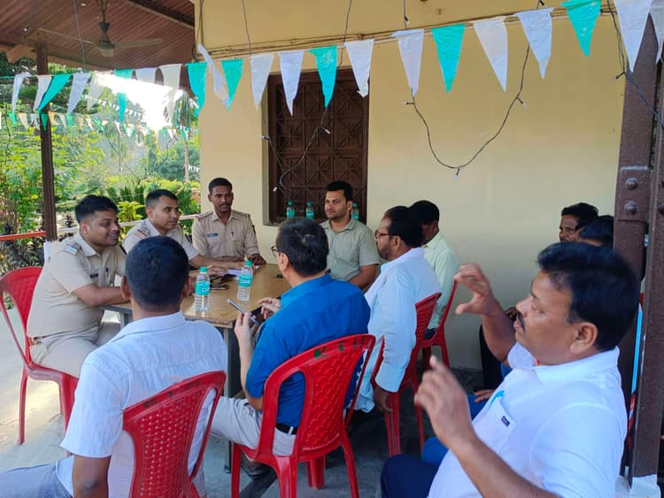 दिघलबैंक थाना परिसर में शांति समिति की बैठक आयोजित, दीपावली, काली पूजा और छठ पर्व की तैयारियों पर हुई चर्चा