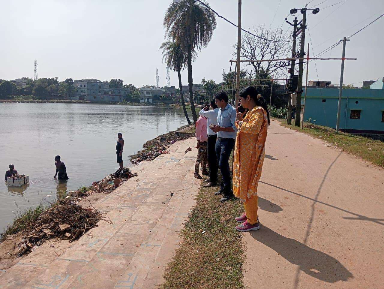 Deoghar news : निगम ने 215 सफाई मित्र,  तीन जेसीबी और 14 ट्रैक्टरों को छठ घाटों की सफाई में लगाया