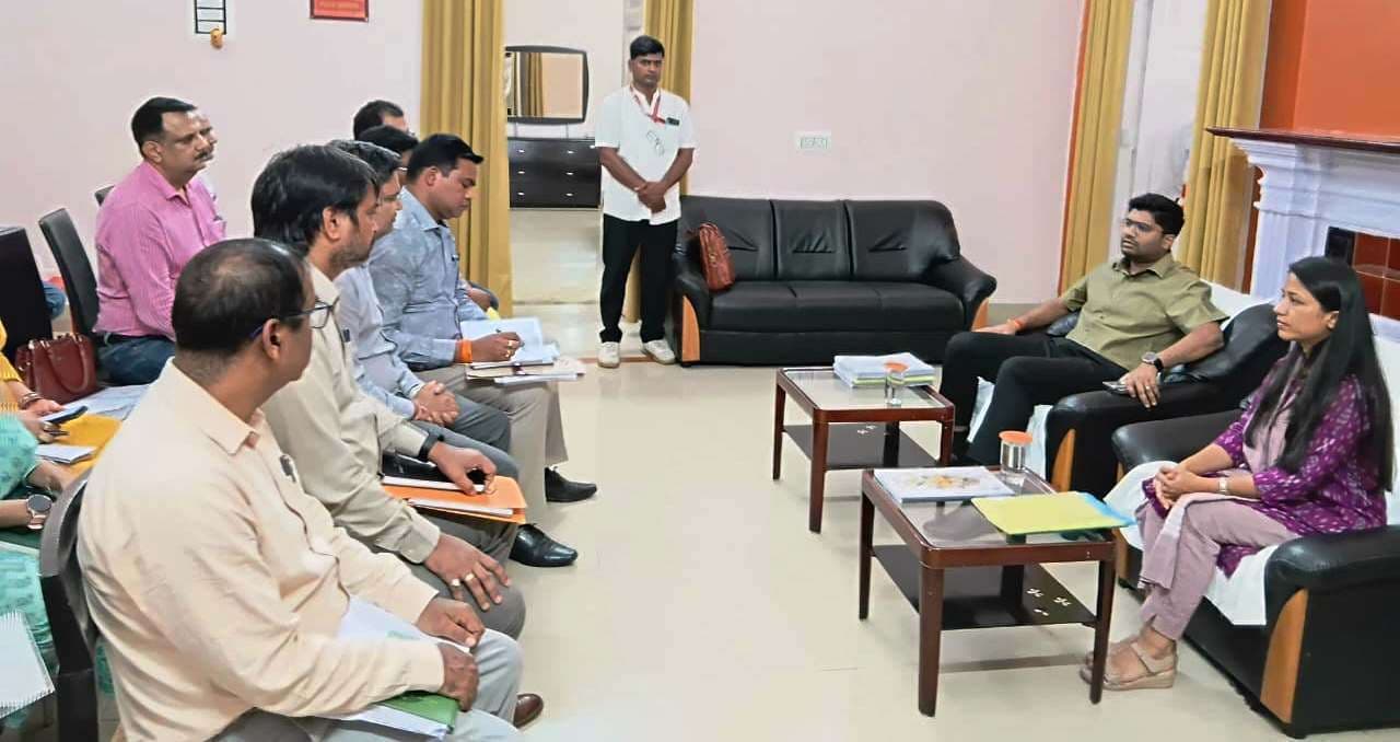 मतदान को लेकर सभी सामग्रियों को जांच कर रखें तैयार : डीएम